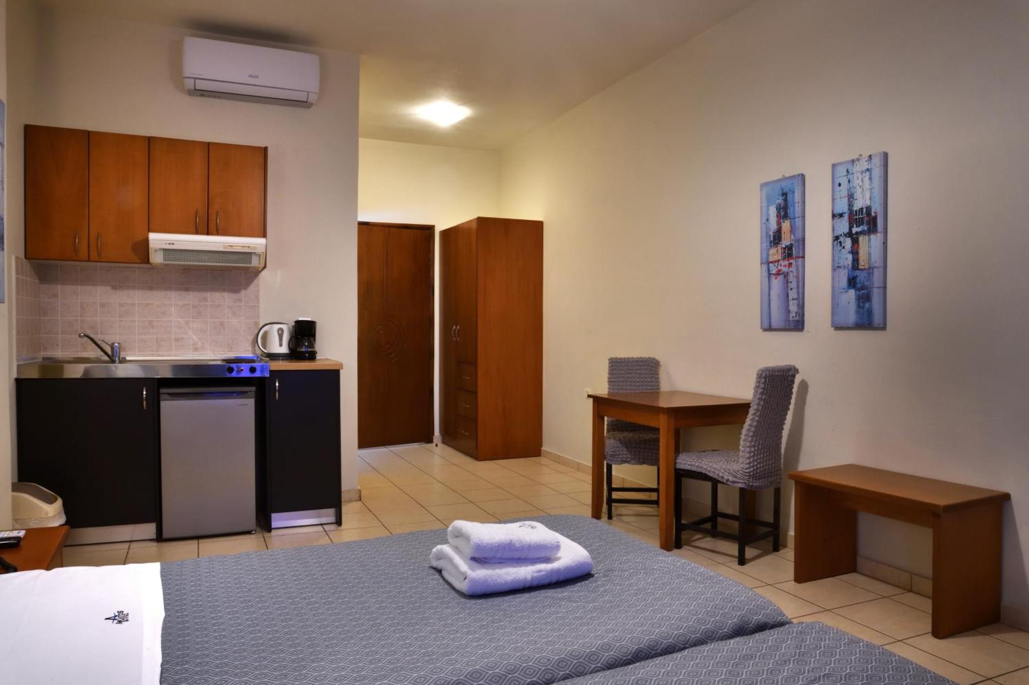 Akatos Hotel Agia Marina  Bagian luar foto